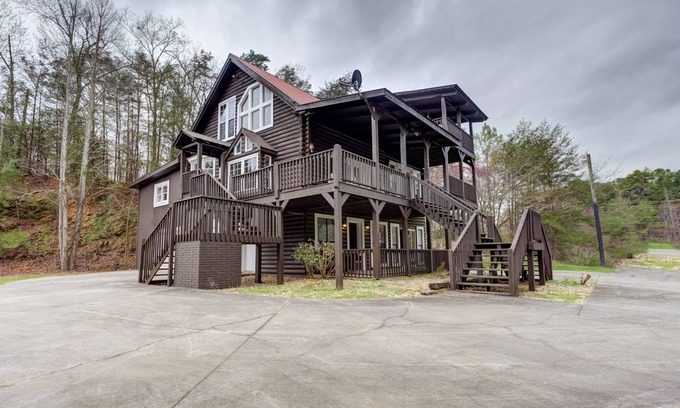 Oakman Casa | Roomy, three-story mountain home with two full kitchens, game rooms, & AC