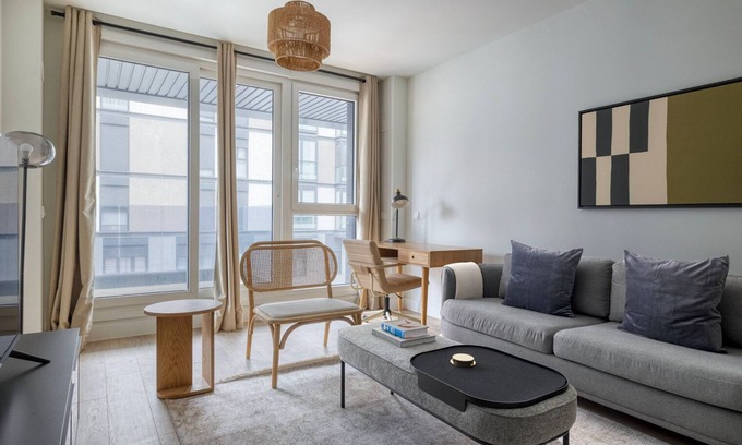 Almenara Apartamento | Roomy Ventilla 2br w/ Swimming Pool, Doorman & Elevator, by Blueground