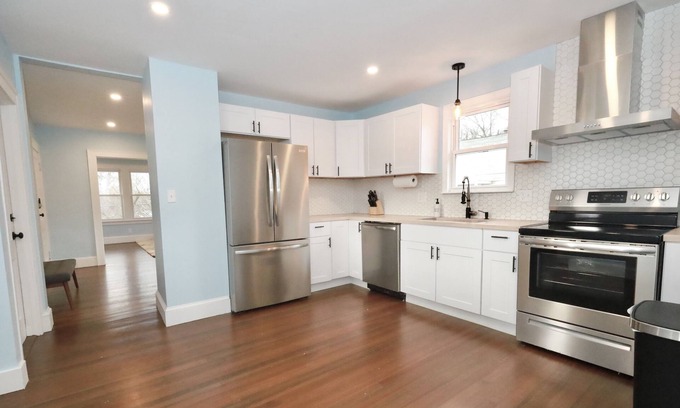 Manchester Casa | Roosevelt House, sleeps 12, weddings, Big groups, Parking, 2 full kitchens