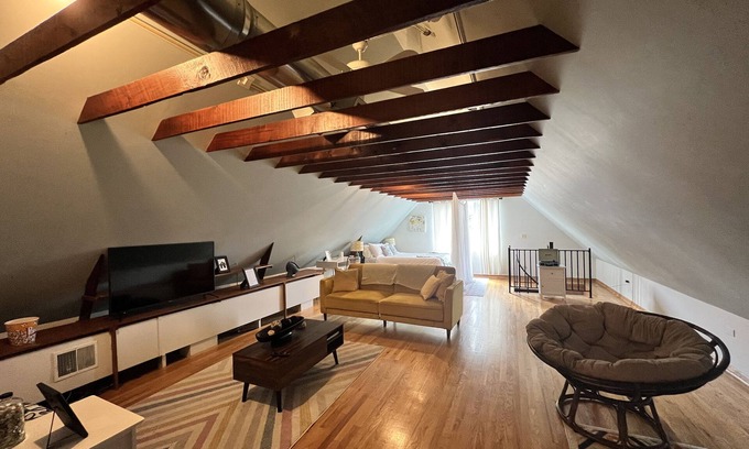 Wrigleyville Apartamento | Root! Root! Root! For the Home Team in this Modern Studio