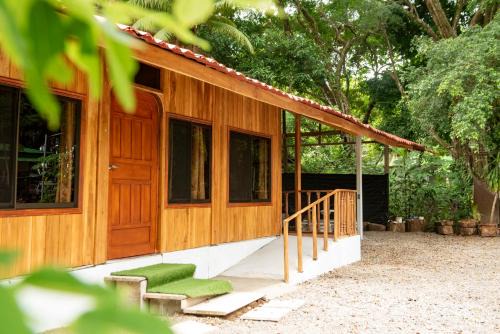 Uvita Casa | ROQUI Cozy Beachfront Cabin