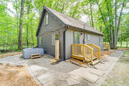 Higgins Lake Casa | Roscommon Chalet with Hot Tub Near Higgins Lake!