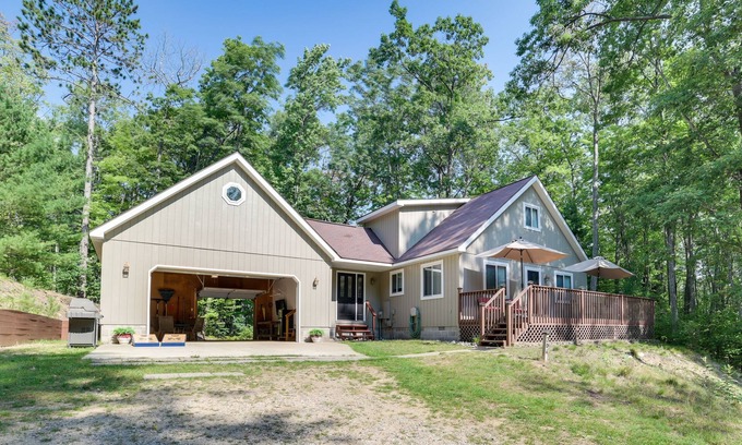 Higgins Lake Cabina | Roscommon Retreat w/ Deck ~ 1 Mile to Higgins Lake