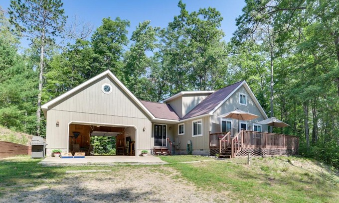 Higgins Lake Casa | Roscommon Retreat with Deck about 1 Mile to Higgins Lake