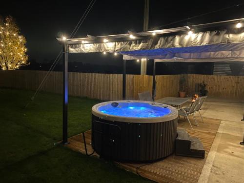 Evesham Casa | Rose barn hot tub holidays in the Cotswolds