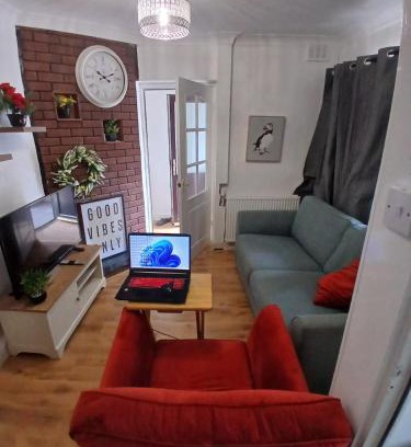 Walsall Casa | Rose Cottage-4 BED HOUSE FOR CONTRACTORS & FAMILIES Close to M6, J10-NO PARTIES ALLOWED
