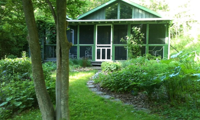 Oneonta Casa | Rose Cottage, un retiro de jardín botánico en la ciudad pero rodeado de naturaleza