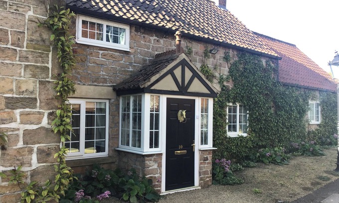 Skegby Cabaña | ROSE COTTAGE, romantic, with hot tub in Kirkby-In-Ashfield