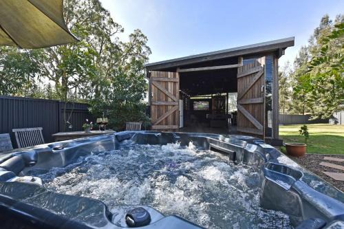 Broke Casa | Rose Cottage Studio Romantic or Solo Getaway. Spa, Games Room