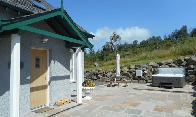 Blairgowrie Casa | Rose Cottage with Hot Tub