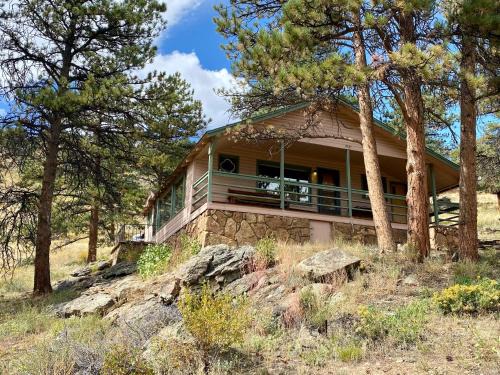 Estes Park Casa | Rose Den - Romantic Mountain Cabin with Views!