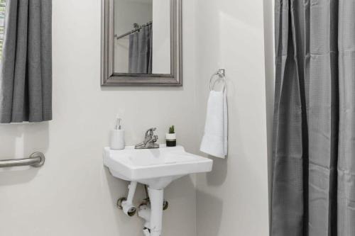 New Castle Casa | Rose Drive Roost 2