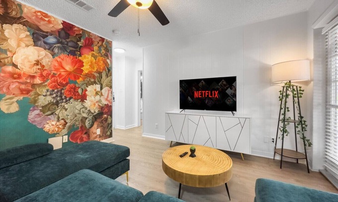 West Campus Apartamento | 6 Guest Rose Suite with Games! | Walk to UT!