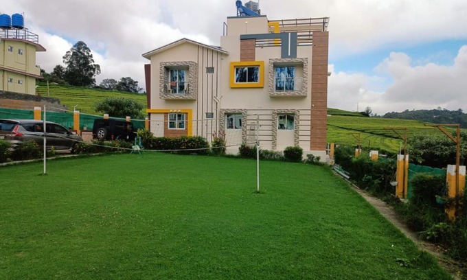 West Mere Cama Y Desayuno | Rose Garden Enclave for Families & Executives