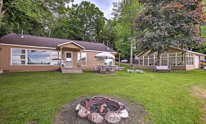Le Roy Cabina | Cabina frente al lago Rose Lake w / Fire Pit, muelle, barcos