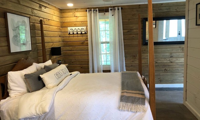 Weston Cabina | Rose’ Retreat
