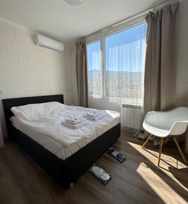g.k. Strelbishte Apartamento | Rose's apt - NEWLY REFURBISHED, South park, Free Parking, Mountain View, self check-in, close to metro, stores, family-friendly