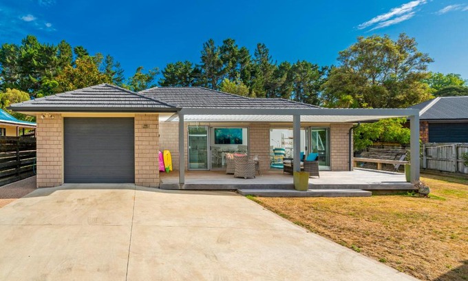 Matarangi Casa | Rose's Beach Pad - Matarangi Holiday Home