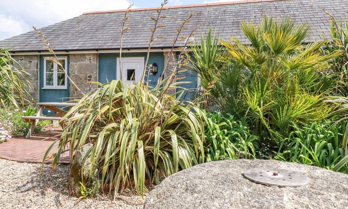 Truro Cabaña | ROSE'S STABLE, pet friendly, character holiday cottage in Truro