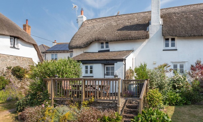 Malborough Cabaña | ROSE THATCH, romantic, character holiday cottage in Malborough