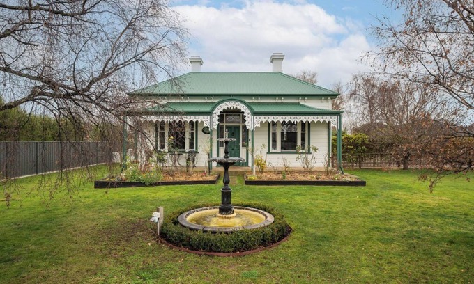East Devonport Casa | Rose Villa Heritage Home with Parking & WiFi