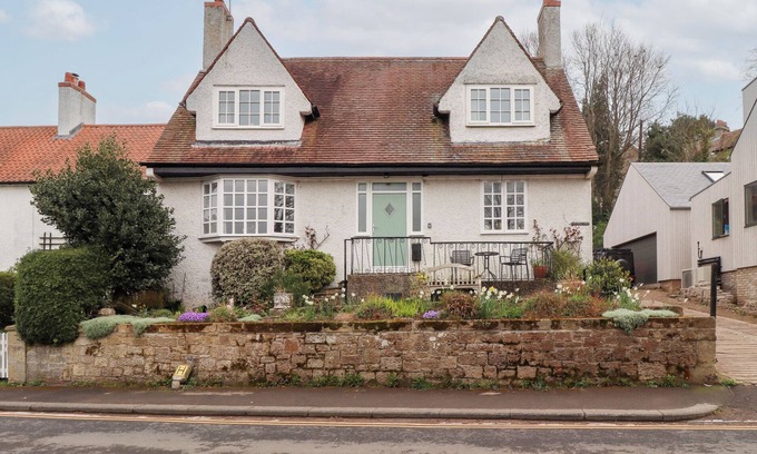 Alnmouth Cabaña | ROSEDALE LODGE, pet friendly, country holiday cottage in Alnmouth