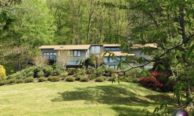 Roseland Cabina | Roseland, VA. Private mountain retreat on 63 acres.