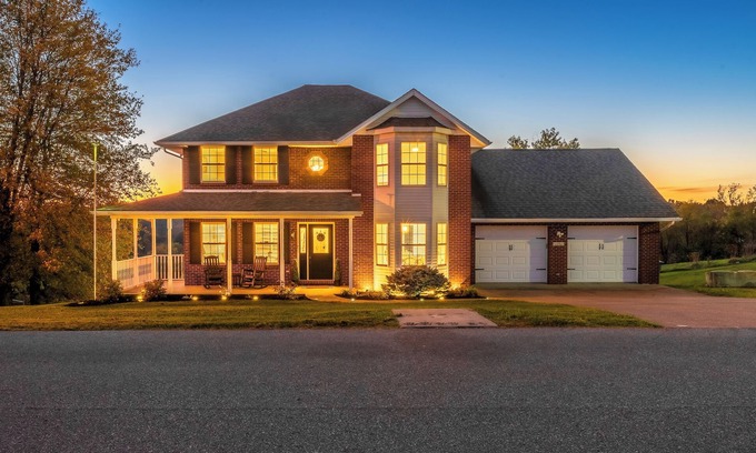 Williamstown Casa | ROSELAWN RETREAT: Firepit, Gameroom, Views! Huge Gorgeous home 5 mins to the Ark