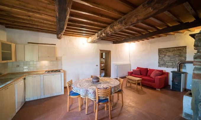 Pontassieve Apartamento | Rosemary Apartment, one-bedroom apartment with pool view