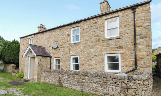 Redmire Cabaña | ROSEMARY COTTAGE, pet friendly, with open fire in Leyburn