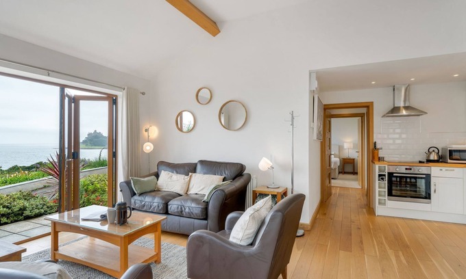 Marazion Cabaña | Rosemerryn - A spacious ground floor annexe in Marazion with unbelievable sea views, just 150 metr