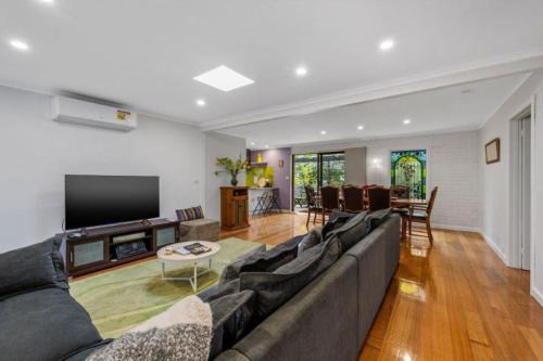 Bright Casa | Roses on the River - An absolute river frontage cottage
