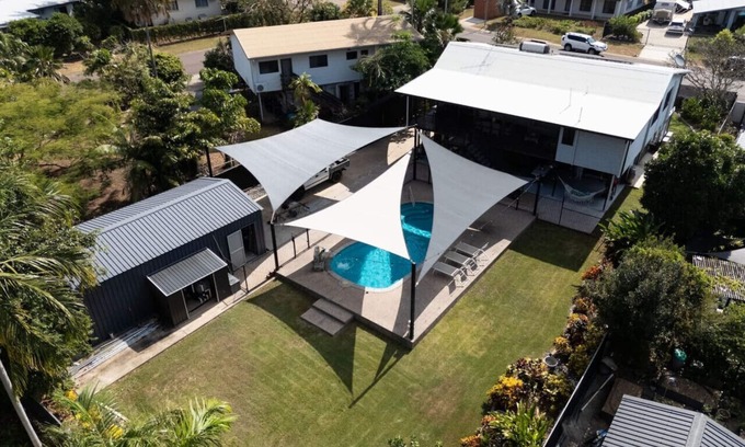 Leanyer Casa | Rosewood Rustic Refuge: Pool ~ Outdoor Dining ~ Backyard