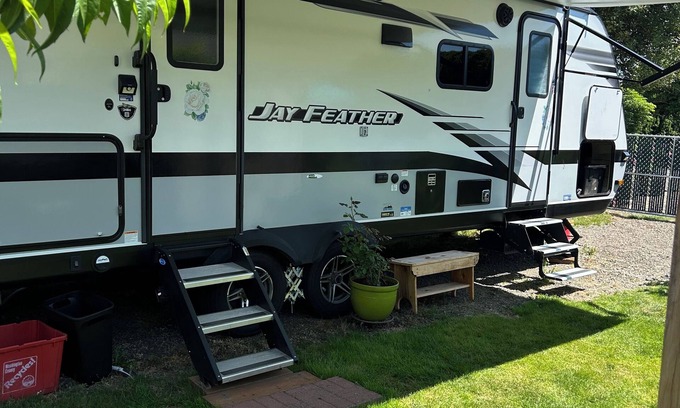 Canby Casa | Rosie Lea the RV Backyard coziness close to downtown Canby Pet friendly