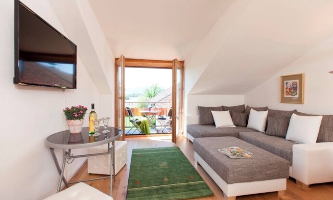 Breitbrunn a. Chiemsee Apartamento | Rosl vacation apartment, 45 sqm for 2-3 people in the attic