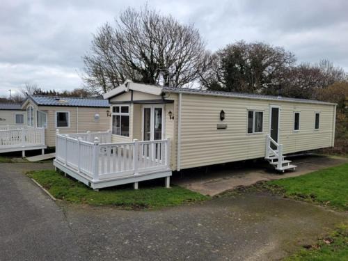 Shanklin Casa | Roslyn at Lower Hyde Park, Isle of Wight