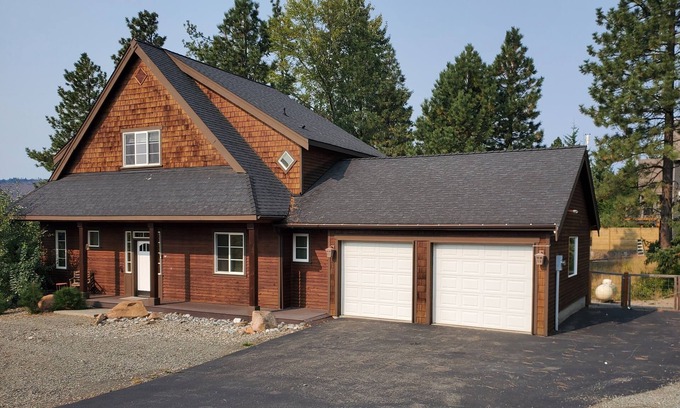 Ronald Casa | Roslyn Pines: Hot Tub, Spacious Deck, Dogs Welcome