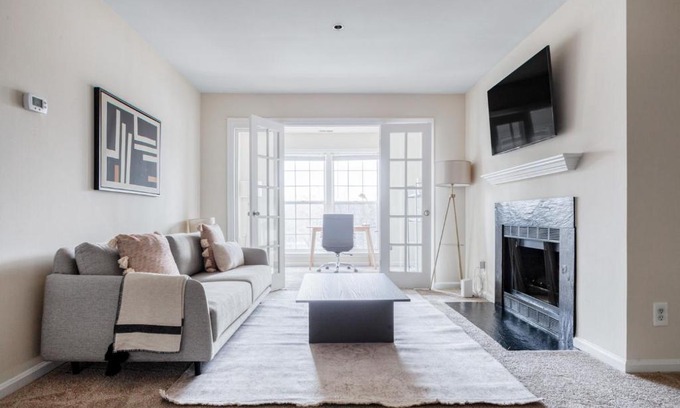Rosslyn Apartamento | Rosslyn 2BR w WD Gym Pool 10 min to Metro WDC-358