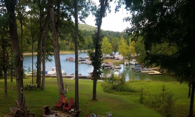 Falls of Rough Casa | Rough River Lake House NO TIBURONES en este lago! Así que ven a disfrutar del agua.