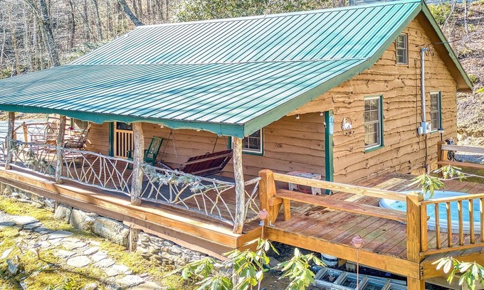 Maggie Valley Cabina | Roughin' it - Secluded, Rustic 2 Bedroom / 1 Bath Mountain Cabin with Hot Tub