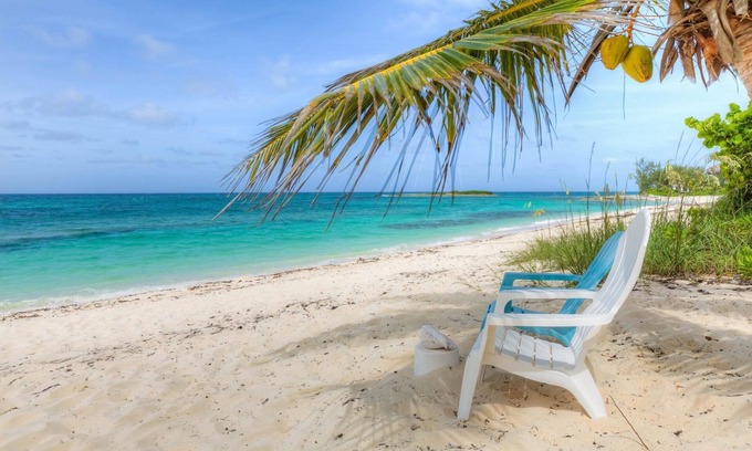 Governor's Harbour Casa | Casa redonda, cubierta de 360 grados, en una impresionante playa privada con cabaña privada