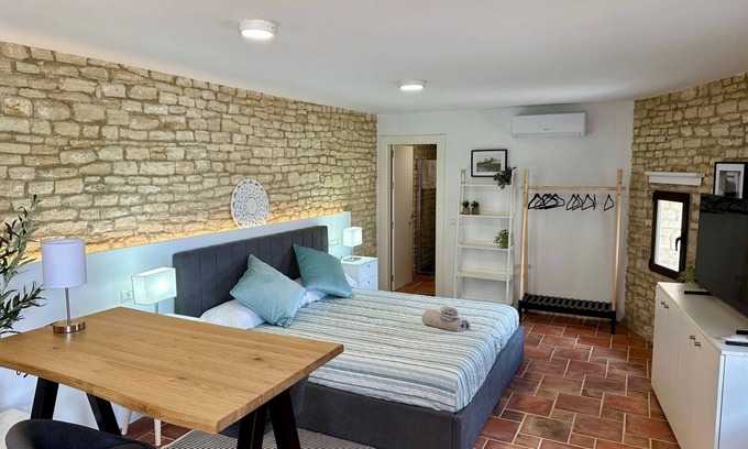 Setenil de las Bodegas Apartamento | Habitación 'Redonda De Piedra 5' con vistas a la montaña, piscina privada y Wi-Fi