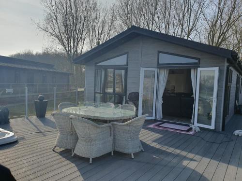 Arnold Casa | Routh 2-Bed Luxury Lodge Hot Tub & Lake View
