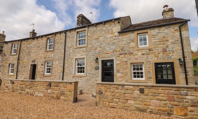 Hetton Cabaña | ROWAN TREE COTTAGE, pet friendly, with hot tub in Skipton