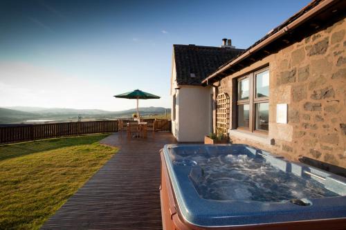 Cupar Casa | Rowan Tree Cottage with Hot Tub