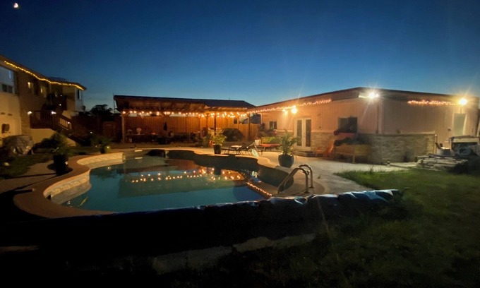 Lincoln Cama Y Desayuno | Royal B&B #2-Poolhouse w/Kitchen & Private Bath @Royal DeMaria Winery