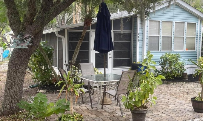 Laurel Casa | Royal Coachman Resort in Nokomis, FL. 25 minute drive from Sarasota Airport.