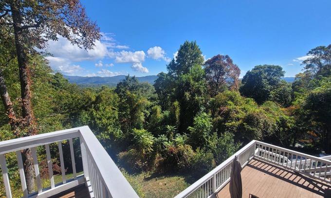 Royal Pines Casa | Royal Cottage Mountain Views, Deck & Close to Downtown AVL, Dog Friendly