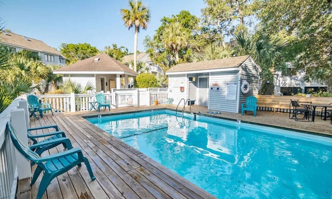 Bald Head Island Condominio | Royal James upper unit, sleeps 6 with loft + 2 Golf Carts & Pool, close to beach