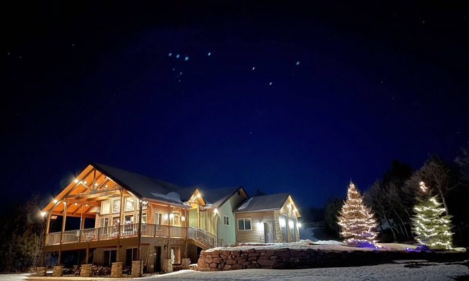 Mammoth Creek Casa | Royal Mountain Getaway - Cabin Sleeps 22!